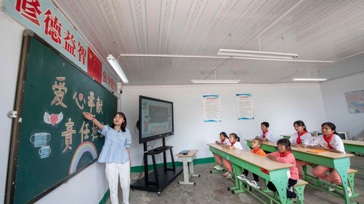 Útočník zranil nožem v čínské škole téměř 40 dětí